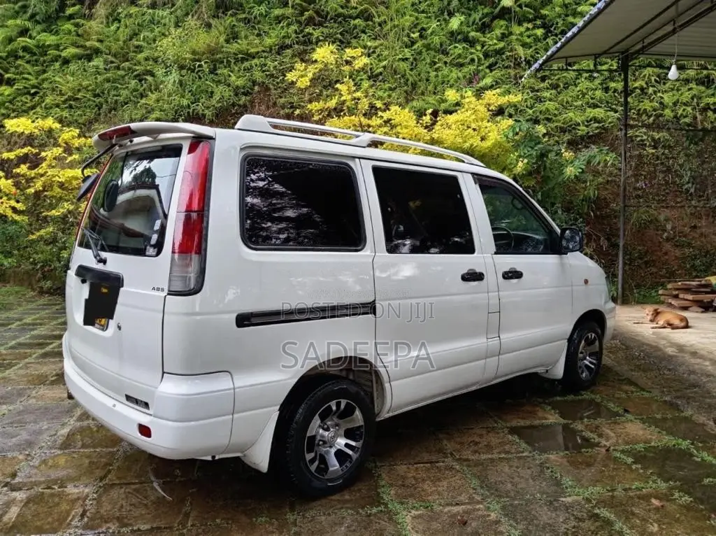 Toyota Noah 2002 Van (Used)