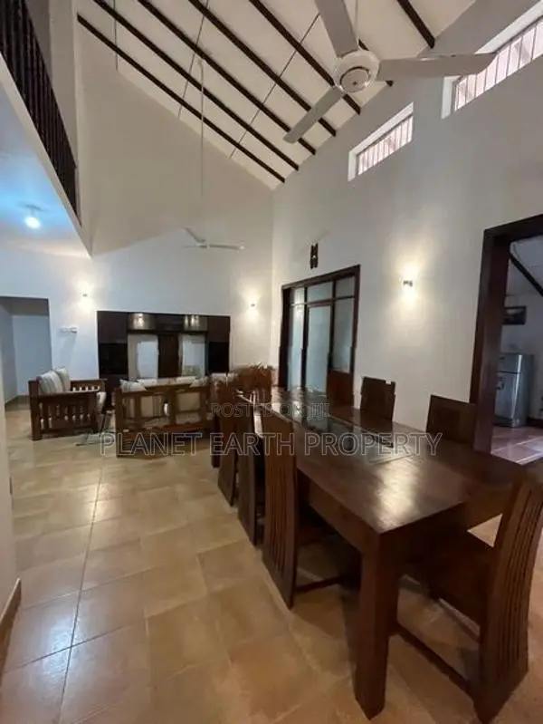 Four bedrooms Luxury House at Lion city