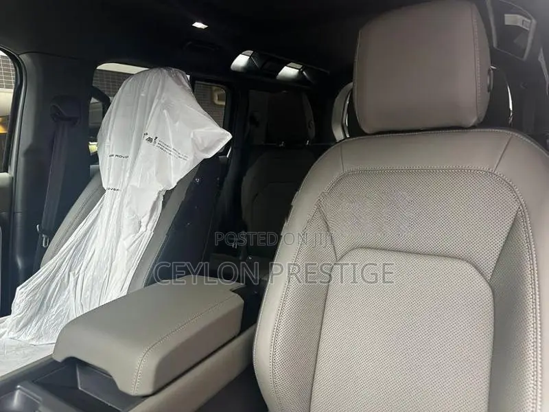 Land Rover Defender 2026