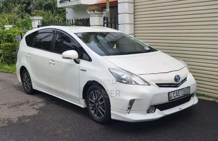 Toyota Prius Alpha 2013