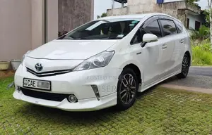 Toyota Prius Alpha 2013