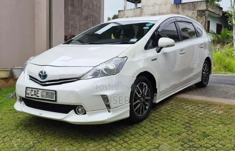 Toyota Prius Alpha 2013