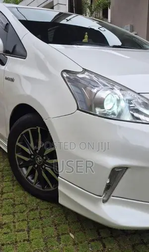 Toyota Prius Alpha 2013