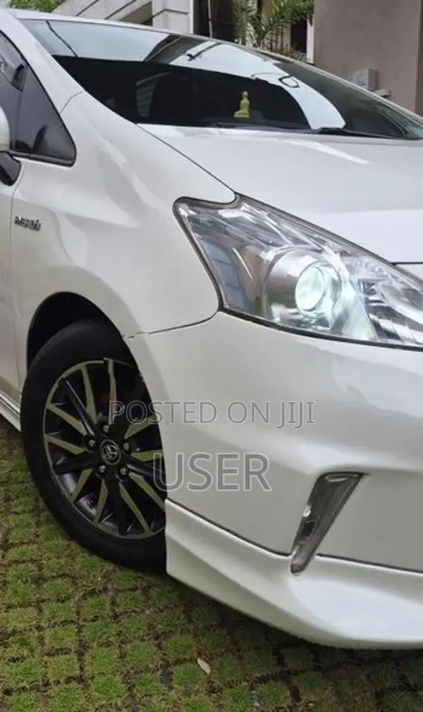 Toyota Prius Alpha 2013