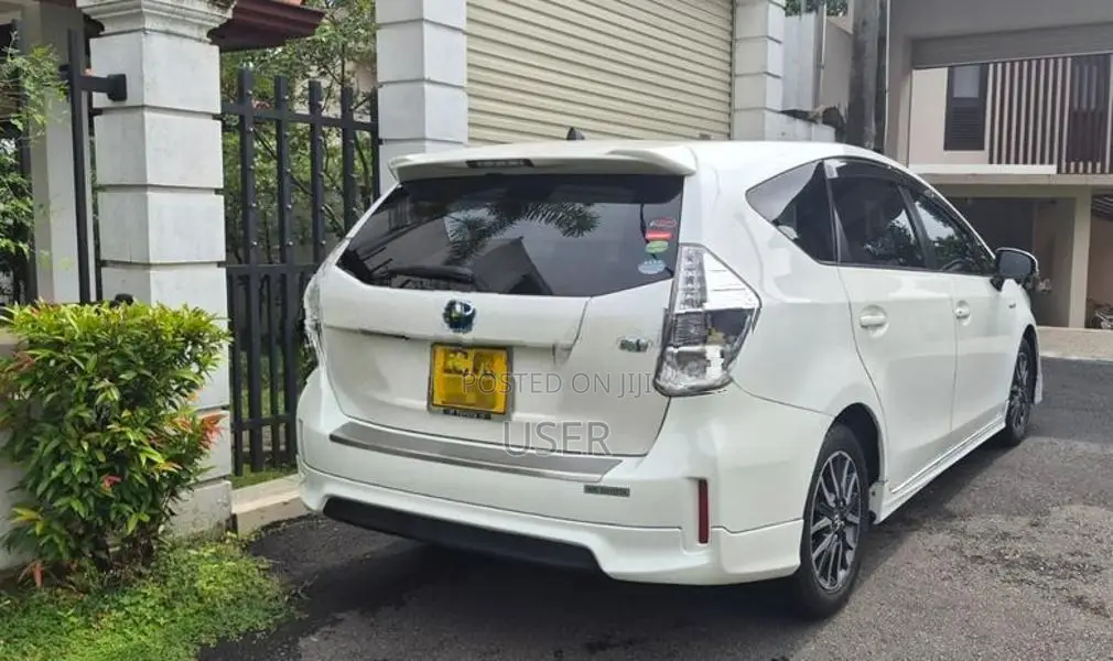 Toyota Prius Alpha 2013