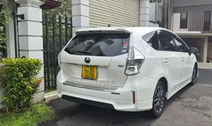 Toyota Prius Alpha 2013