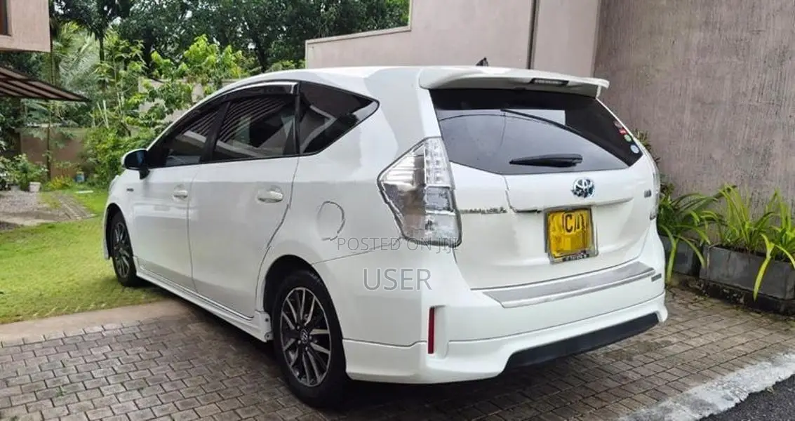 Toyota Prius Alpha 2013