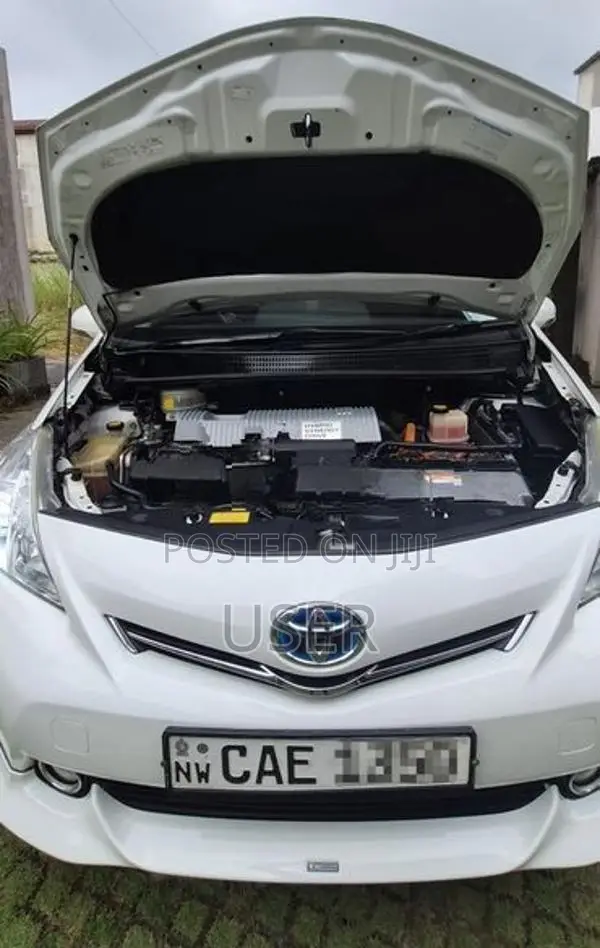 Toyota Prius Alpha 2013