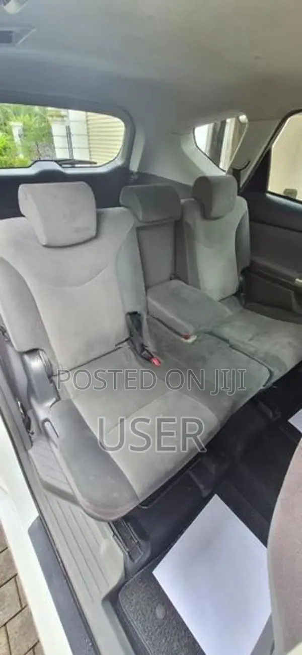 Toyota Prius Alpha 2013