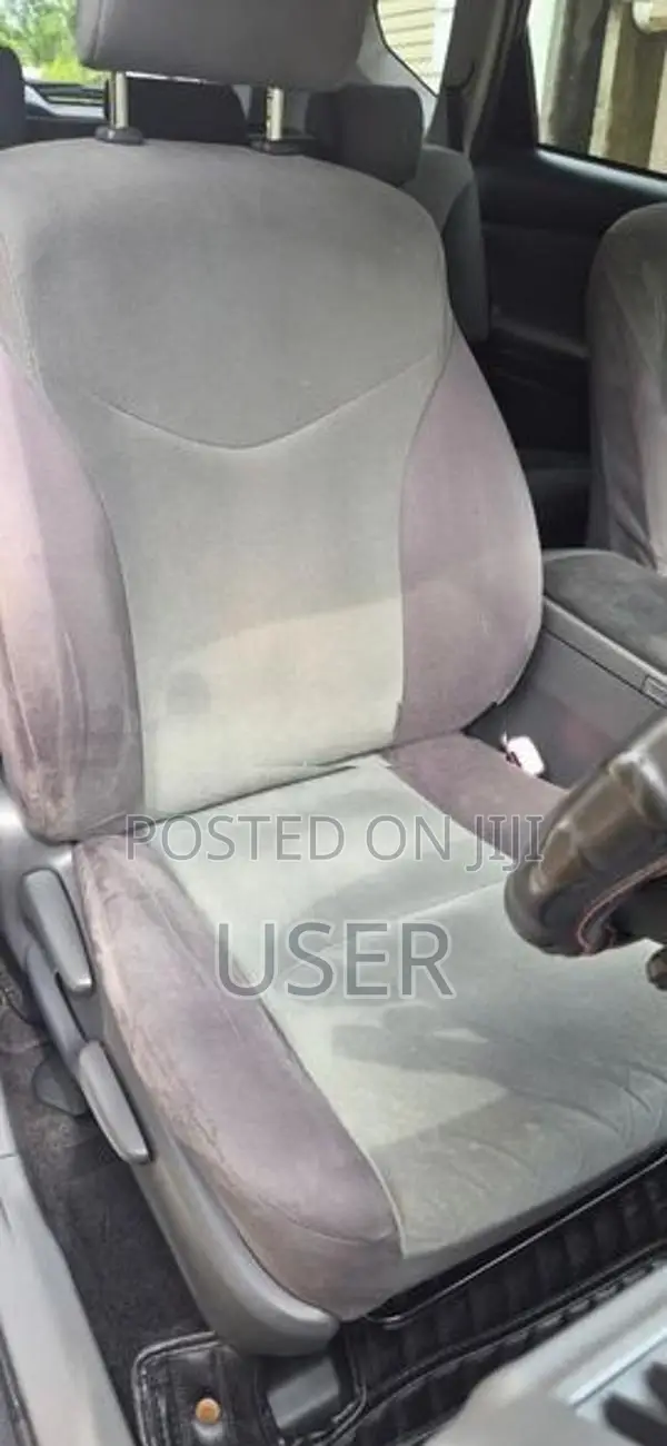 Toyota Prius Alpha 2013