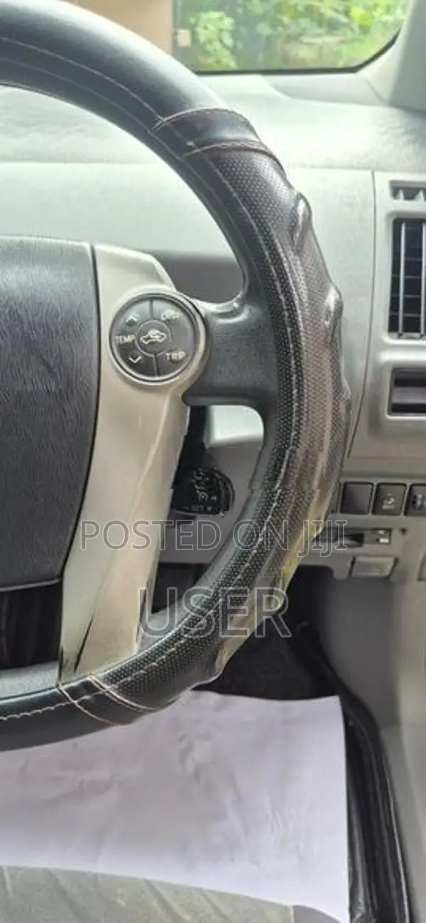 Toyota Prius Alpha 2013