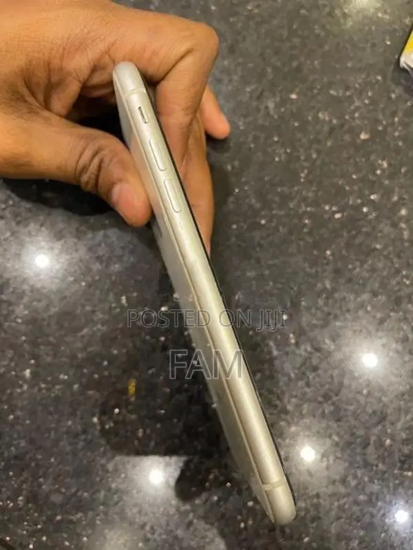 Apple iPhone XR (Used)