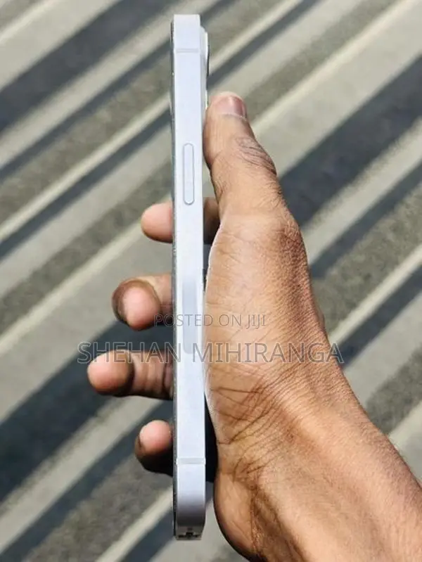 Apple iPhone 13 (Used)