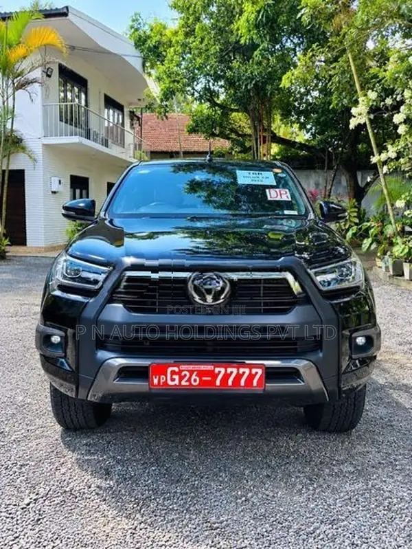 Toyota Hilux Revo Rocco - 4x4 2024