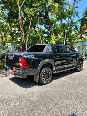 Toyota Hilux Revo Rocco - 4x4 2024