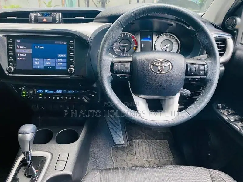 Toyota Hilux Revo Rocco - 4x4 2024