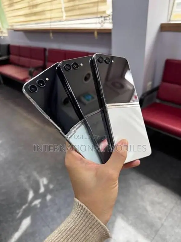 Samsung Galaxy Z Flip 5 5G Fullset 256GB (Used)