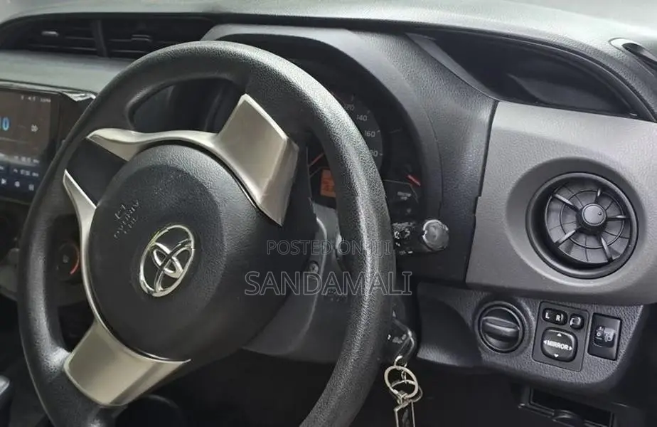 Toyota Vitz 2016