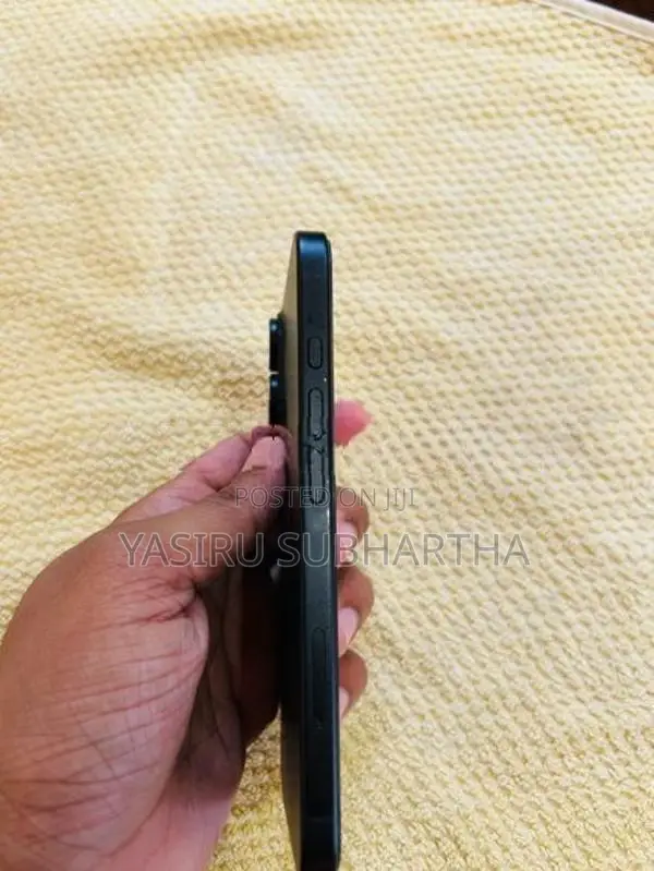 Apple iPhone 16 (Used)