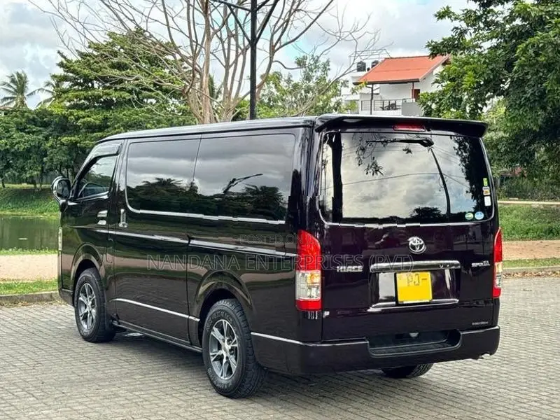 Toyota GDH DARK PRIME SUPER GL 2018