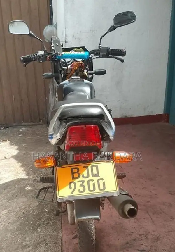Bajaj CT100 2025