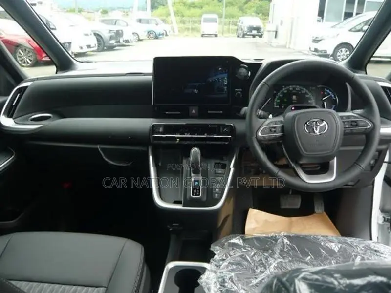 Toyota Noah SZ 7 seater Hybrid 2026