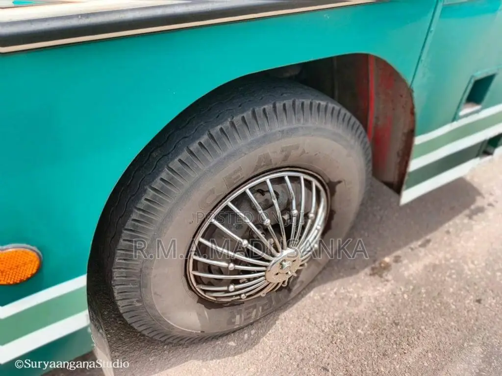 Ashok-Leyland Viking 2005 Bus (Used)