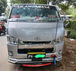 Toyota TRH200 2012 Van (Used)