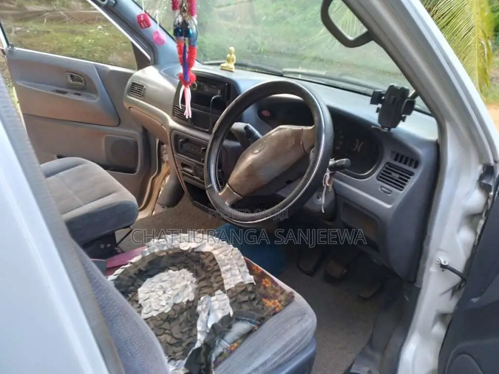 Toyota Noah KR42 1999 Van (Used)