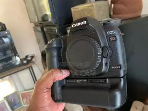canon 5D mark 2 DSLR body with lens