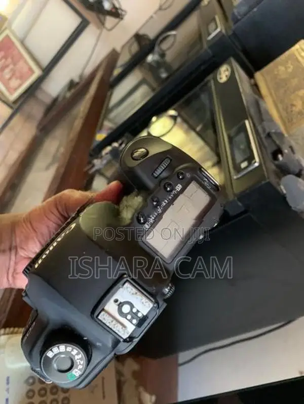 canon 5D mark 2 DSLR body with lens