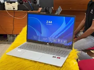 HP Ryzen 3 7000 Series 11Gen 8GB DDR 5 512GB 15.6”Display