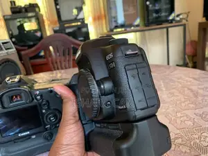 canon 5D mark 2 / 3 DSLR with lens