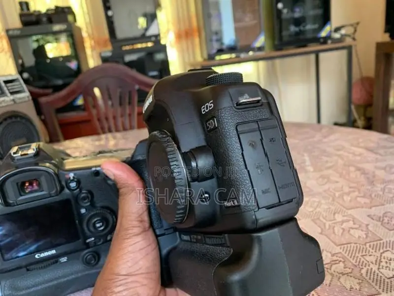canon 5D mark 2 / 3 DSLR with lens