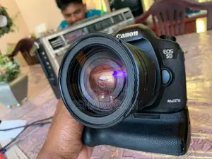 canon 5D mark 2 / 3 DSLR with lens