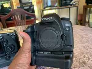 canon 5D mark 2 / 3 DSLR with lens