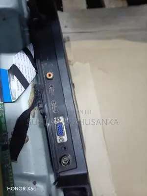 SLE32E810 Singer 32 Inch TV Parts Repair Display Crack - Pilana