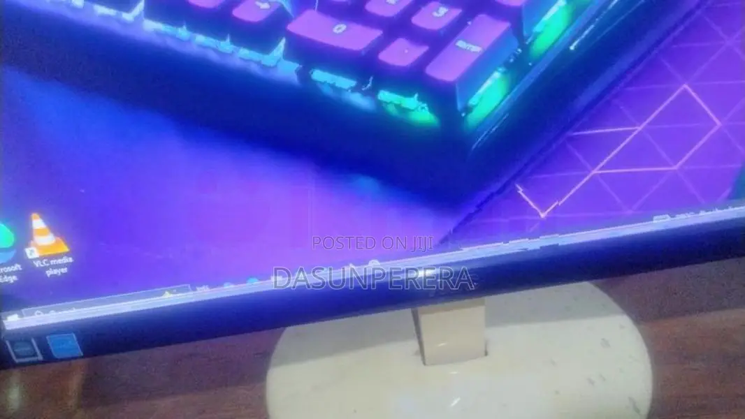 Aoc Monitor 19inch Display යටින් පොඩි ඉරි3ක් යනවා එච්චරයි