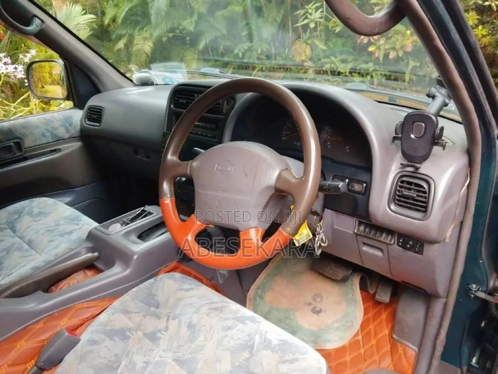 Nissan Serena FX 2002 Van (Used)