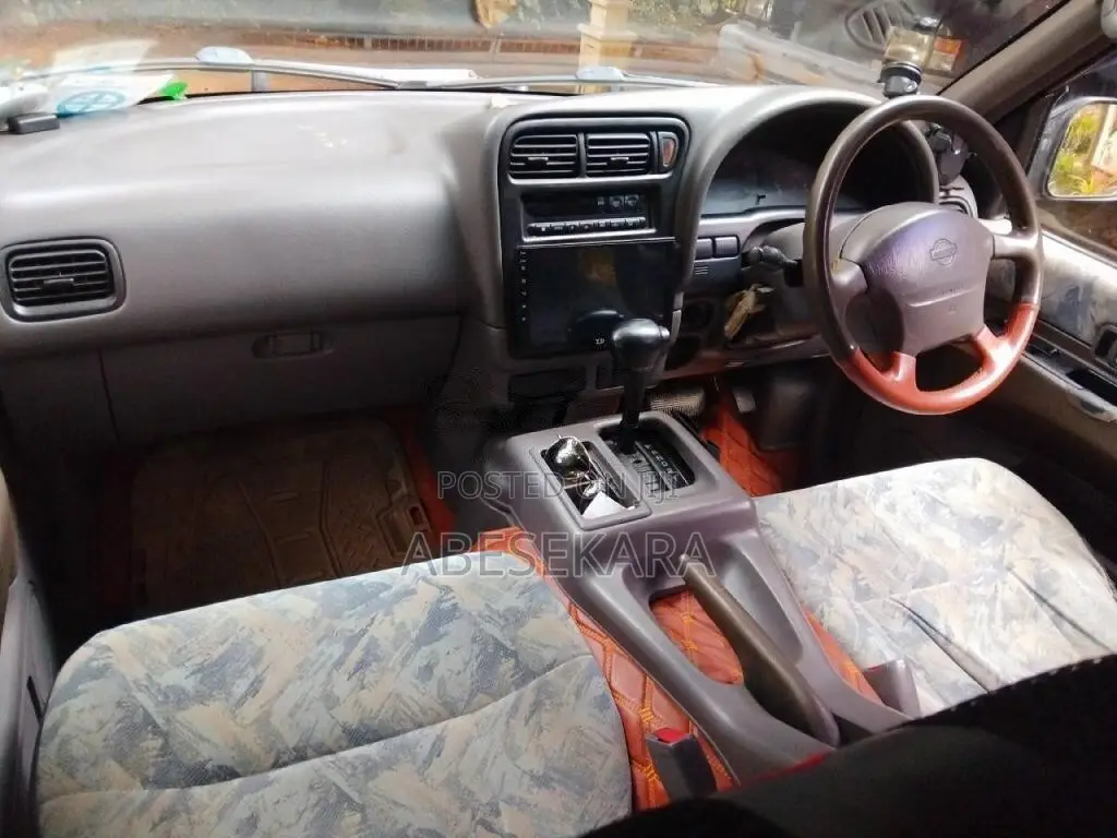 Nissan Serena FX 2002 Van (Used)