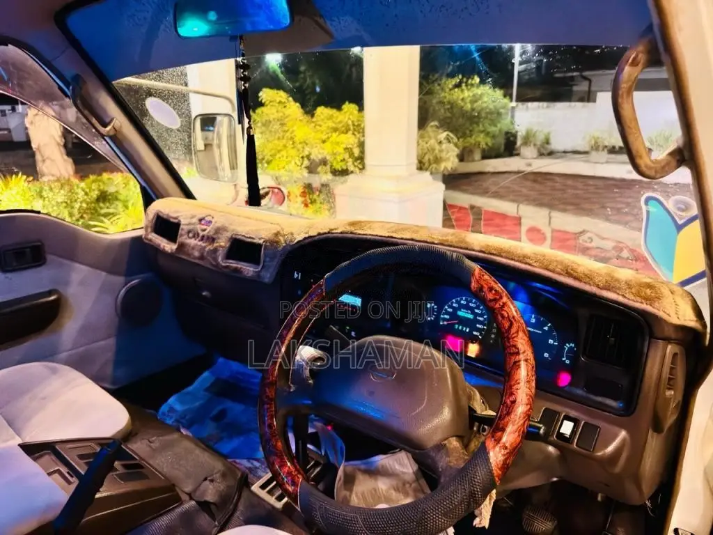 Nissan Caravan GLL 1993 Van (Used)