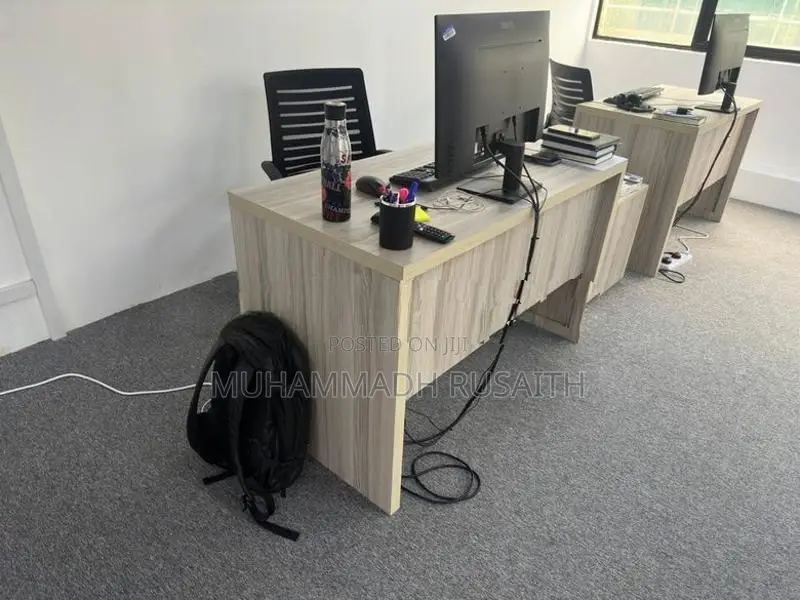 Manger Desk With Chairs