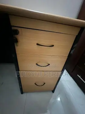 මේසය with පුටුව