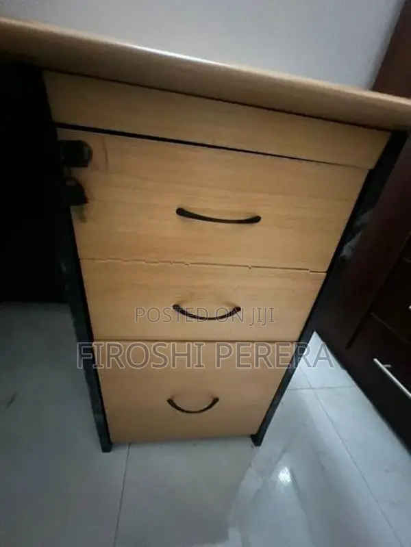 මේසය with පුටුව