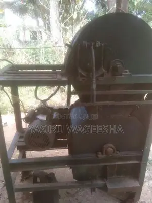 මෝටර් දේකේ පොල් ලෙලි කපන මැශින්