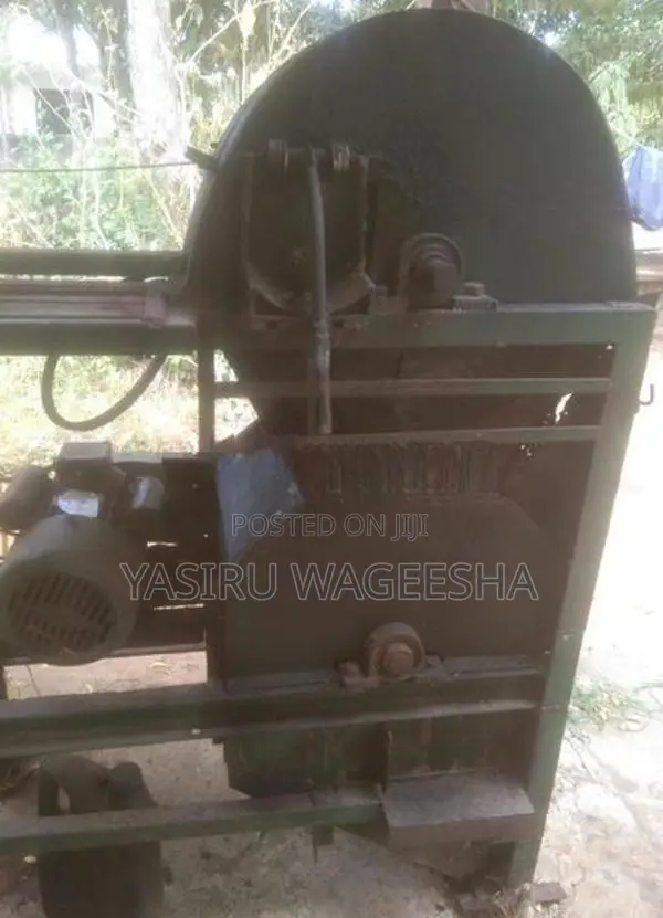 මෝටර් දේකේ පොල් ලෙලි කපන මැශින්
