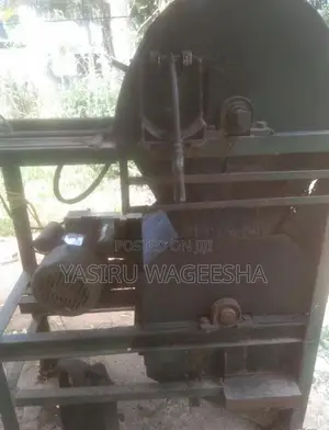 මෝටර් දේකේ පොල් ලෙලි කපන මැශින්