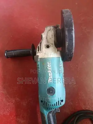 Makita GA7020 Heavy Duty Angle Grinder