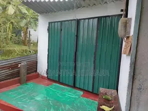 උස අඩි 7, පළළ 8 පියන් 4කින් යූත් දොරක්.