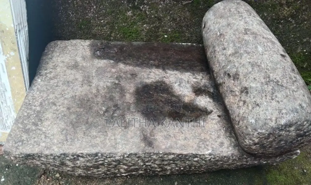 ගල් වංගෙඩියක් සහ මිරිස් ගලක්